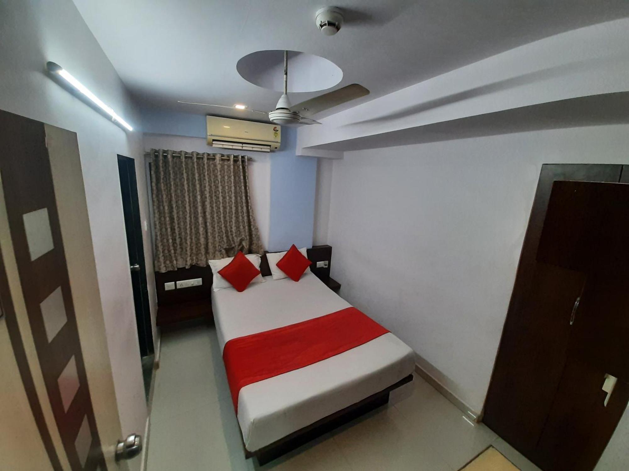 Hotel Royal Night Ahmedabad Exterior photo